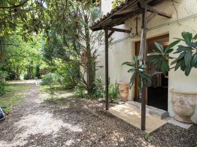 Holiday house Majestic holiday home in Laroque with hot tub - Features photo 30