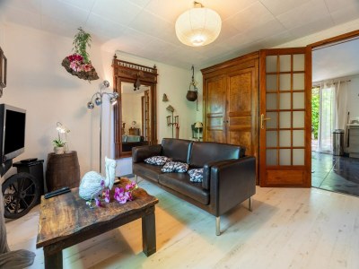 Holiday house Majestic holiday home in Laroque with hot tub - Features photo 32