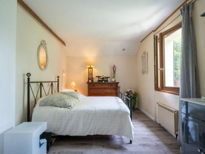 Holiday house Majestic holiday home in Laroque with hot tub - Features photo 35