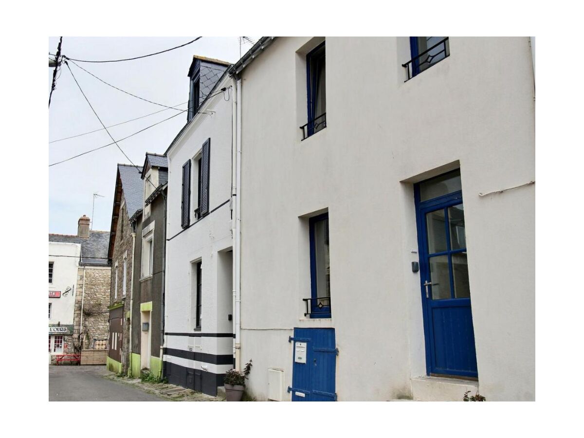 Holiday house No title