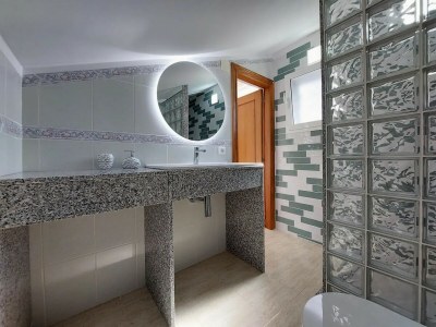 Holiday house Lavish holiday home with private pool - Features photo 11