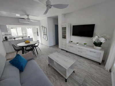 Holiday house Lavish holiday home with private pool - Features photo 12