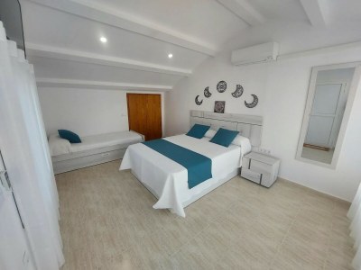 Holiday house Lavish holiday home with private pool - Features photo 13