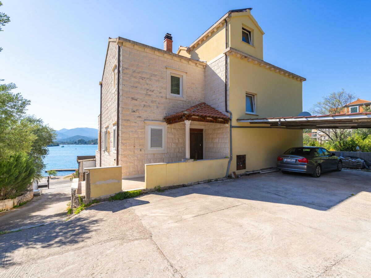 Apartment Beachfront Apartment house Hon with pool