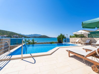 Apartment Beachfront Apartment house Hon with pool - Outdoor photo 7