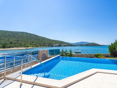 Apartment Beachfront Apartment house Hon with pool - Outdoor photo 8