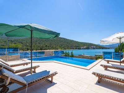 Apartment Beachfront Apartment house Hon with pool - Outdoor photo 9