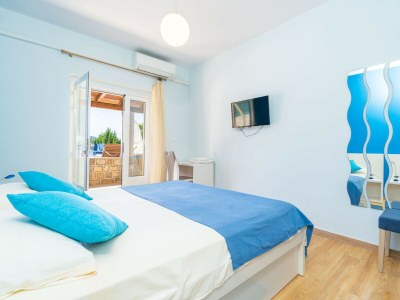 Apartment Beachfront Apartment house Hon with pool - Features photo 40