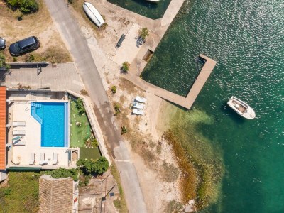 Apartment Beachfront Apartment house Hon with pool - Environment photo 50