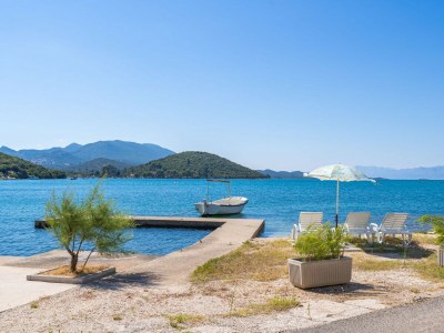 Apartment Beachfront Apartment house Hon with pool - Environment photo 54