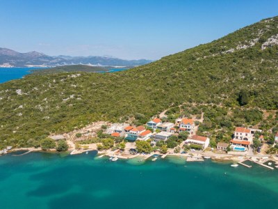 Apartment Beachfront Apartment house Hon with pool - Environment photo 56