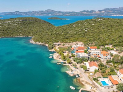 Apartment Beachfront Apartment house Hon with pool - Environment photo 57