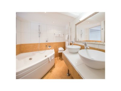Holiday room Juniorsuite Bad/Dusche/Doppelwhirlpool - Features photo 24