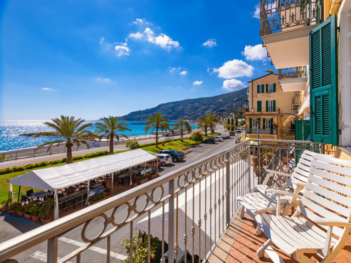 Apartment Appartamento fronte mare a Ospedaletti - Outdoor photo 2