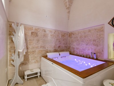 Apartment Stairway with Jacuzzi - Features photo 3