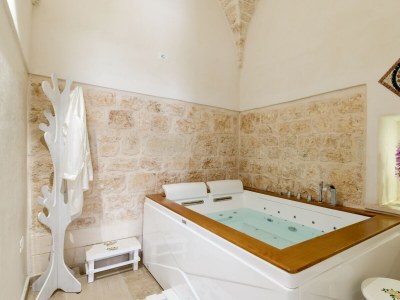Apartment Stairway with Jacuzzi - Features photo 4