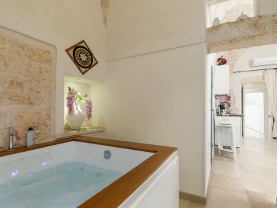 Apartment Stairway with Jacuzzi - Features photo 13