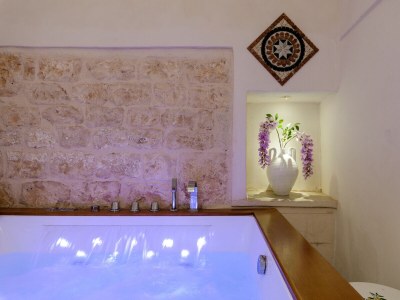 Apartment Stairway with Jacuzzi - Features photo 14