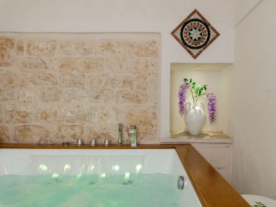 Apartment Stairway with Jacuzzi - Features photo 15