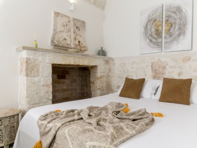 Apartment 19 White Luxury Suite with Jacuzzi - Features photo 3