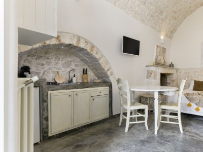 Apartment 19 White Luxury Suite with Jacuzzi - Features photo 4