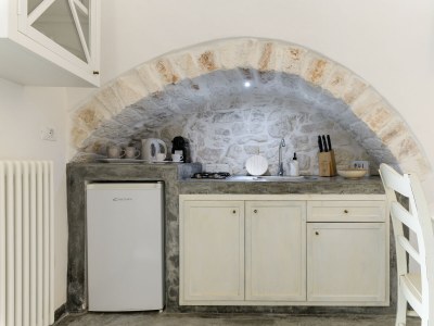 Apartment 19 White Luxury Suite with Jacuzzi - Features photo 5