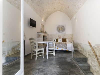 Apartment 19 White Luxury Suite with Jacuzzi - Features photo 6