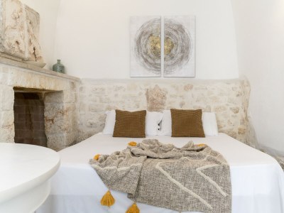 Apartment 19 White Luxury Suite with Jacuzzi - Features photo 8