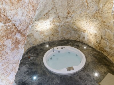 Apartment 19 White Luxury Suite with Jacuzzi - Features photo 11