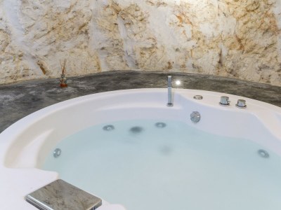 Apartment 19 White Luxury Suite with Jacuzzi - Features photo 13