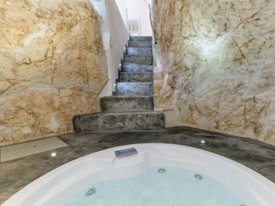 Apartment 19 White Luxury Suite with Jacuzzi - Features photo 14