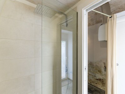 Apartment 19 White Luxury Suite with Jacuzzi - Features photo 16