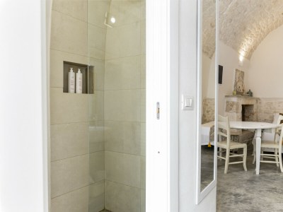 Apartment 19 White Luxury Suite with Jacuzzi - Features photo 17