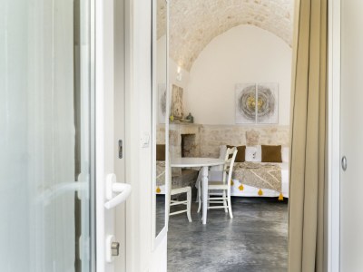 Apartment 19 White Luxury Suite with Jacuzzi - Features photo 18