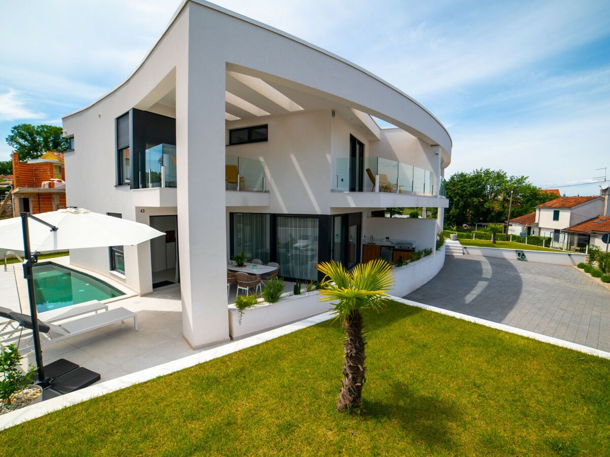 Villa Sarah with heated pool