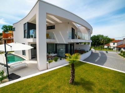 Villa Sarah with heated pool in Vatačići - Villa