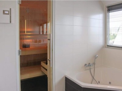Holiday park Villa in Friesland mit Sauna und Whirlpool - Features photo 9