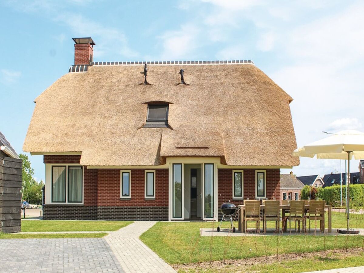 Holiday park Villa in Friesland with Waterfront Jetty - Outdoor photo 2