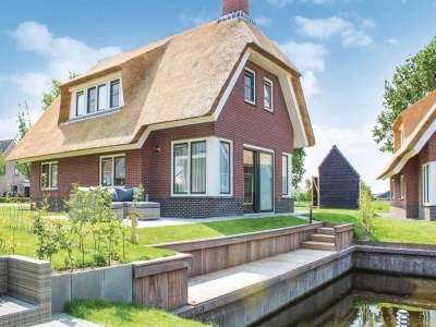 Holiday park Villa in Friesland with Waterfront Jetty in Idskenhuizen - Holiday park