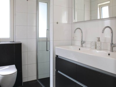 Holiday park Villa in Friesland with Waterfront Jetty - Features photo 13