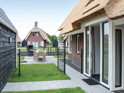 Holiday park Villa in Friesland mit Wassersteg - Outdoor photo 3