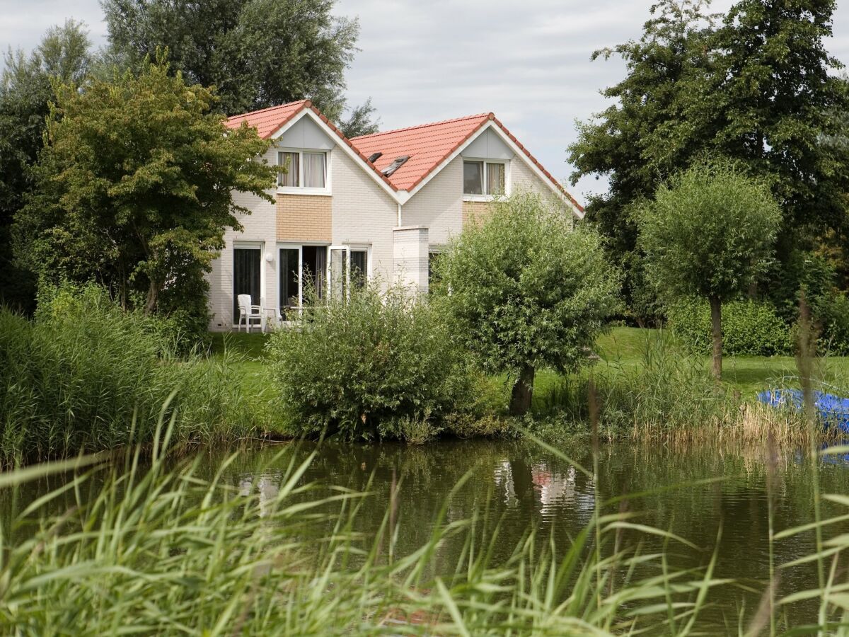 Holiday park Nice holiday home on the water in Friesland - Outdoor photo 3