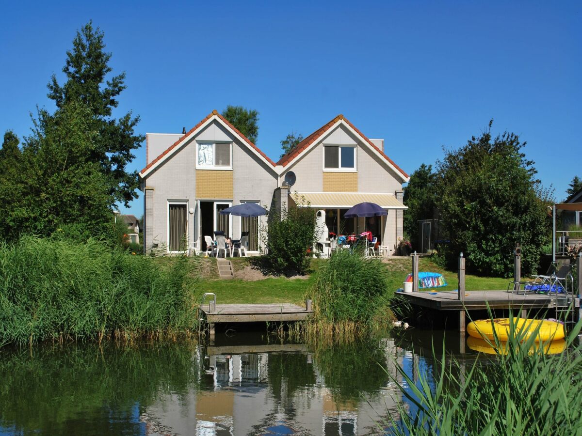 Holiday park Nice holiday home on the water in Friesland - Outdoor photo 5