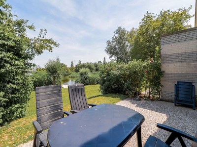 Holiday park Nice holiday home on the water in Friesland - Outdoor photo 8