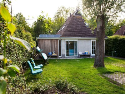 Holiday house Bungalow near De Alde Feanen Reserve - Outdoor photo 2