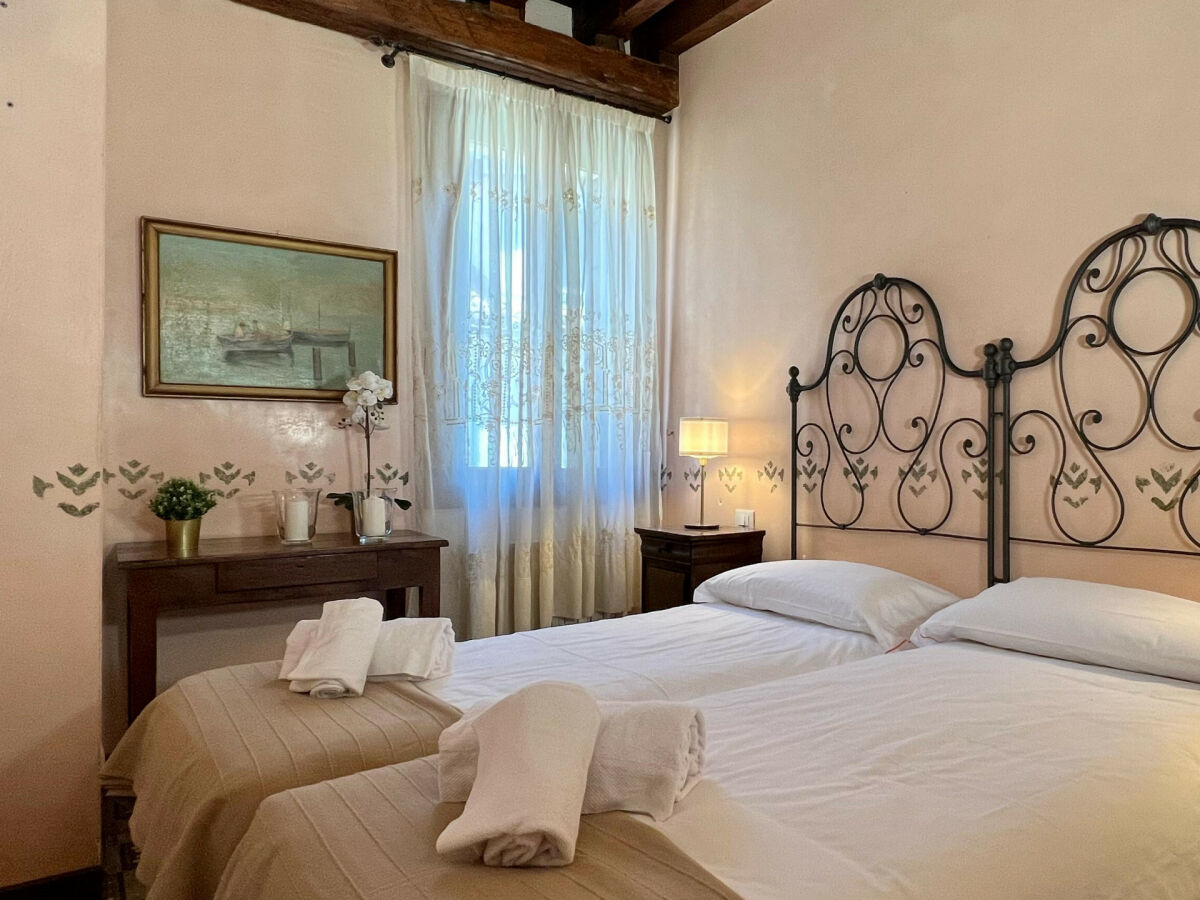 Apartment Apartment Accademia - Historical Center - Features photo 5