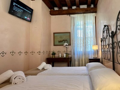 Apartment Apartment Accademia - Historical Center - Features photo 7