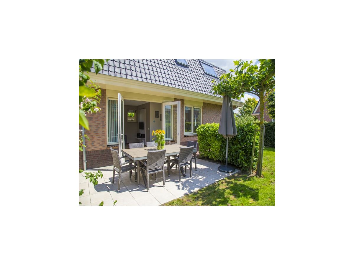 Holiday park Holiday Home in Noordwijk with Sunny Garden - Outdoor photo 3