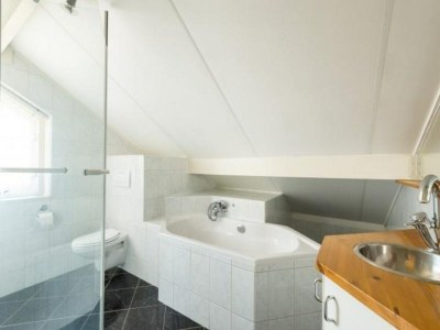 Holiday house Bungalow in Zeeland with Stunning Waterside Views - Features photo 7