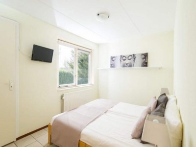 Holiday house Bungalow in Zeeland with Stunning Waterside Views - Features photo 14